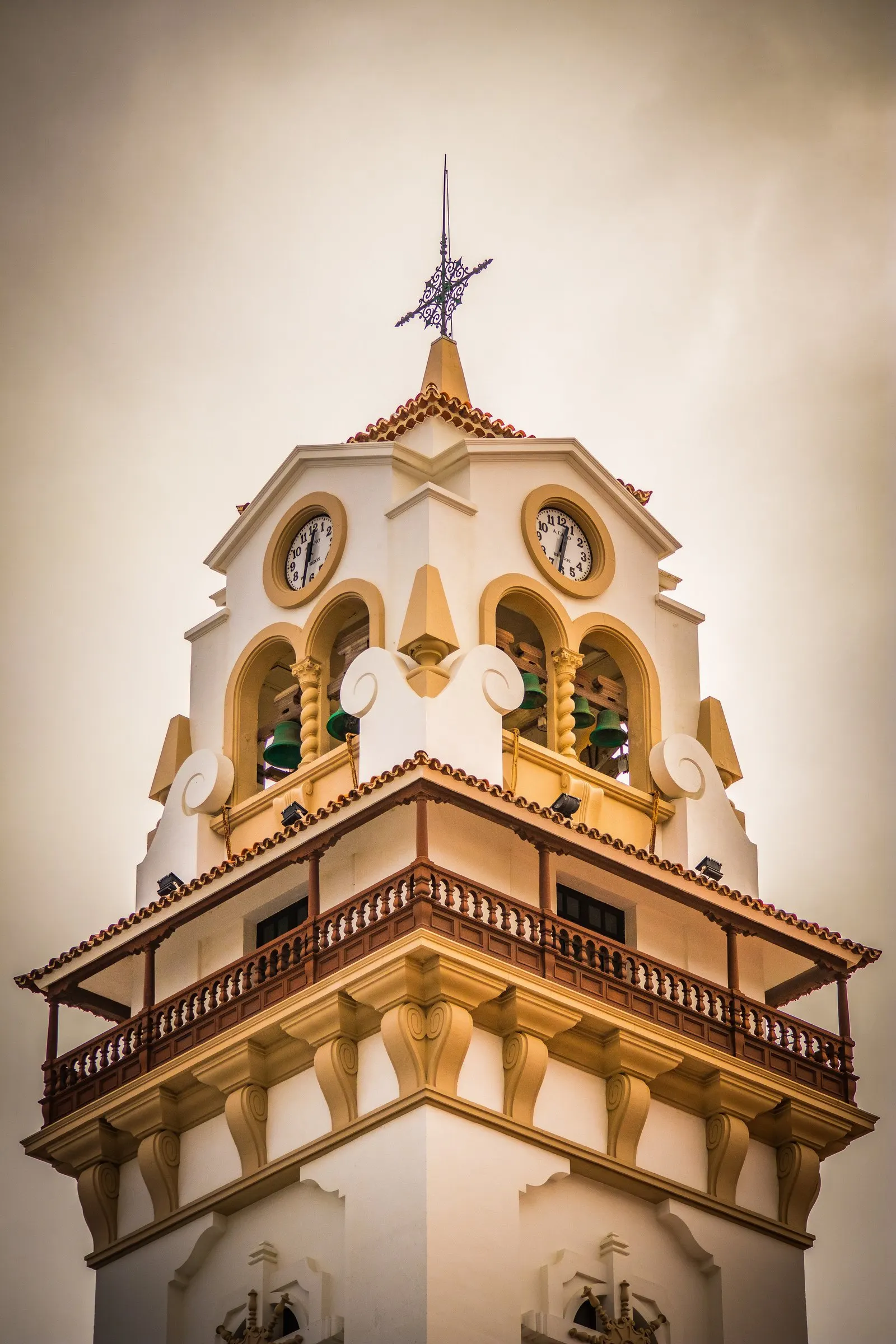 Klokkentoren van een kerk op Tenerife, van onderaf gefotografeerd tegen een warme lucht